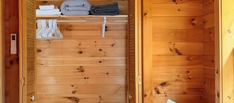 Timber Haven - Serene getaway-Fireplace, air conditioning, fire pit, grill, WiFi