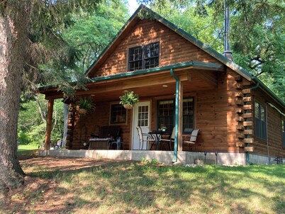 Timber Haven - Serene year-round log cabin getaway with Wi-Fi, HVAC, cable TV