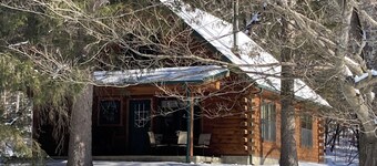 Timber Haven - Serene year-round log home getaway with gas fireplace, HVAC, WiFi