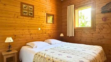 2 bedrooms, iron/ironing board, internet, bed sheets