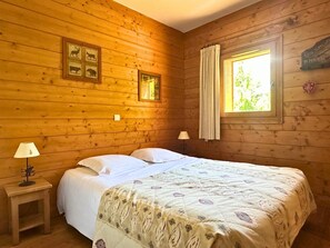 2 عدّة غرف نوم ومكواة/لوح كي وخدمة الإنترنت وملاءات أسرّة