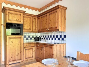 電子レンジ、食器洗い機、コーヒー / ティーメーカー、トースター