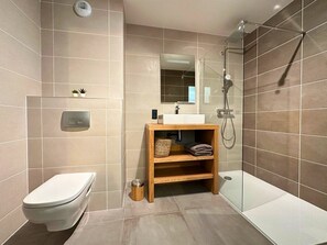 Douche, sèche-cheveux, serviettes fournies