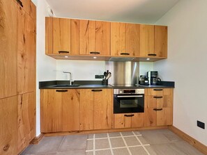 冷蔵庫、電子レンジ、オーブン、食器洗い機