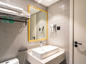 Comfort Double Room | Bathroom | Shower, hair dryer, shampoo, toilet paper - Chengdu Qingcheng Youth Hostel Apartment (Chengdu)