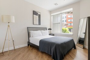 2 bedrooms, iron/ironing board, WiFi, bed sheets - Blueground | St. Elizabeth's, balcony, nr Brighton Park (Boston)