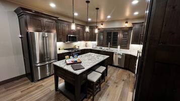 Een koelkast, een magnetron, een oven, een kookplaat