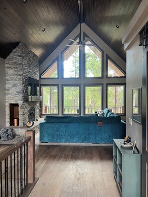 スマートテレビ、暖炉、テーブルサッカー台、卓球台