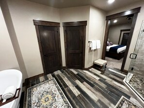 Iron/ironing board, travel crib, free WiFi, bed sheets - Whispering Pines Luxury Cabin in Duck Creek Village (Duck Creek Village)