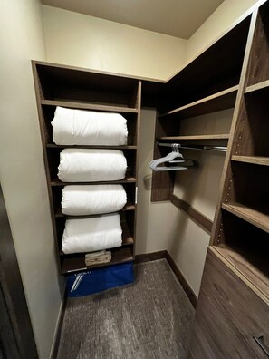 Interior - Whispering Pines Luxury Cabin in Duck Creek Village (Duck Creek Village)