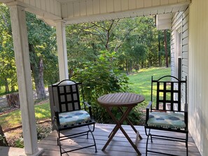 Outdoor dining - Ivy Cottage - Charming 3-bedroom country cottage in beautiful Dacusville area (Easley)