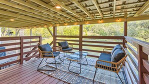 Terrace/patio - Gated Hill Country Escape: 1 Gb Internet & Seclusion (Spicewood)