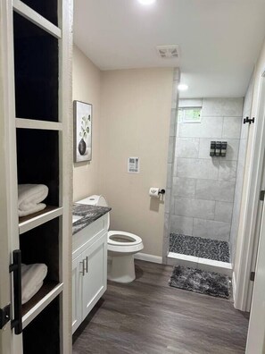 Haartrockner, Handtücher, Seife, Toilettenpapier