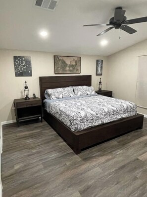 Een bureau, een strijkplank/strijkijzer, wifi, beddengoed