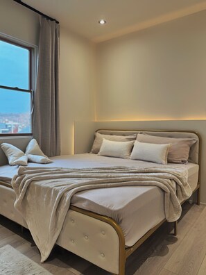 3 bedrooms, iron/ironing board, WiFi, bed sheets - Luxury 3 KING bedrooms Oasis - Free parking - City View (Pittsburgh)