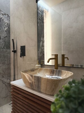 Douche, sèche-cheveux, serviettes fournies, savon