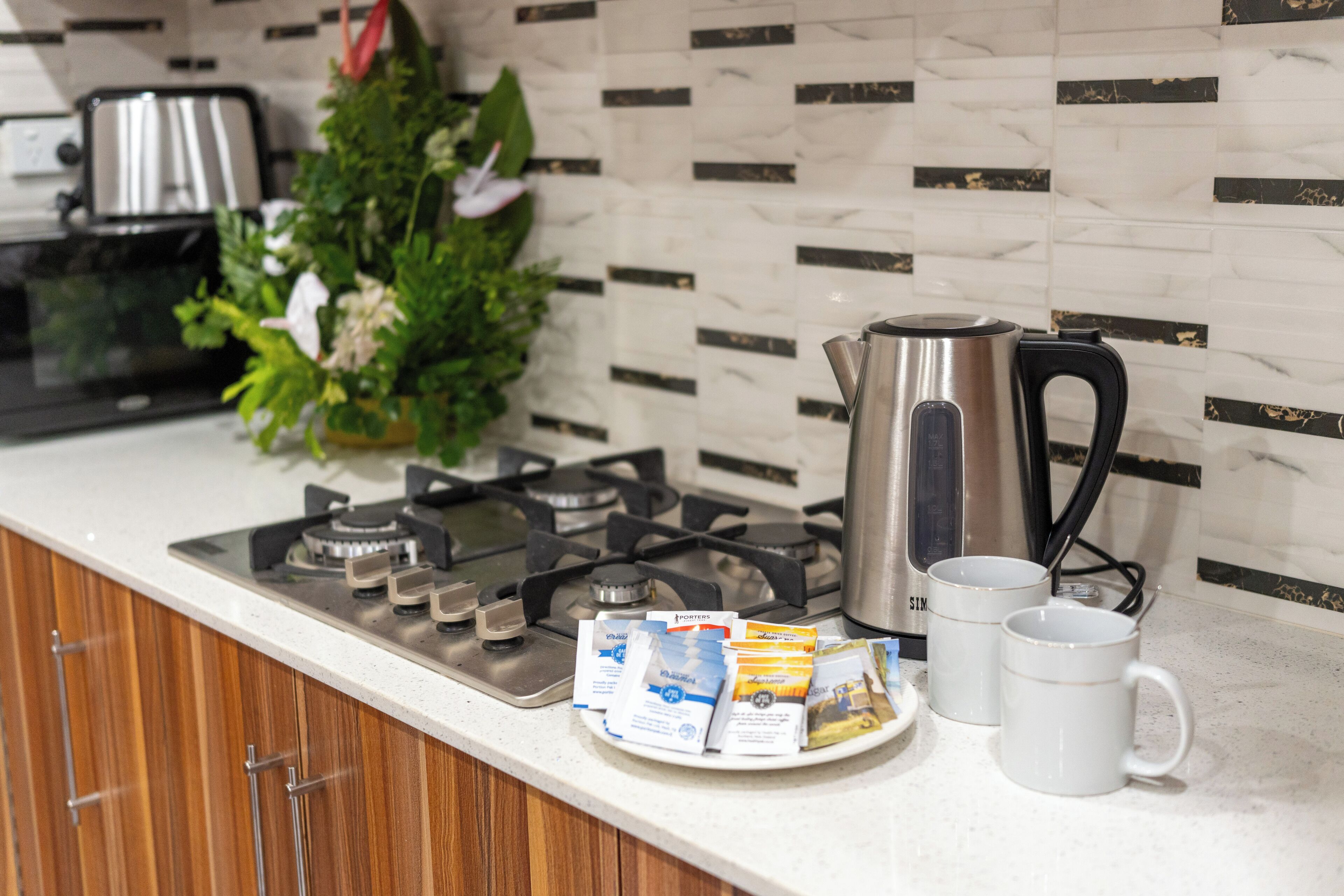 Familie villa, 2 slaapkamers, uitzicht op tuin | Privékeuken | Een magnetron, kookgerei, borden en bestek