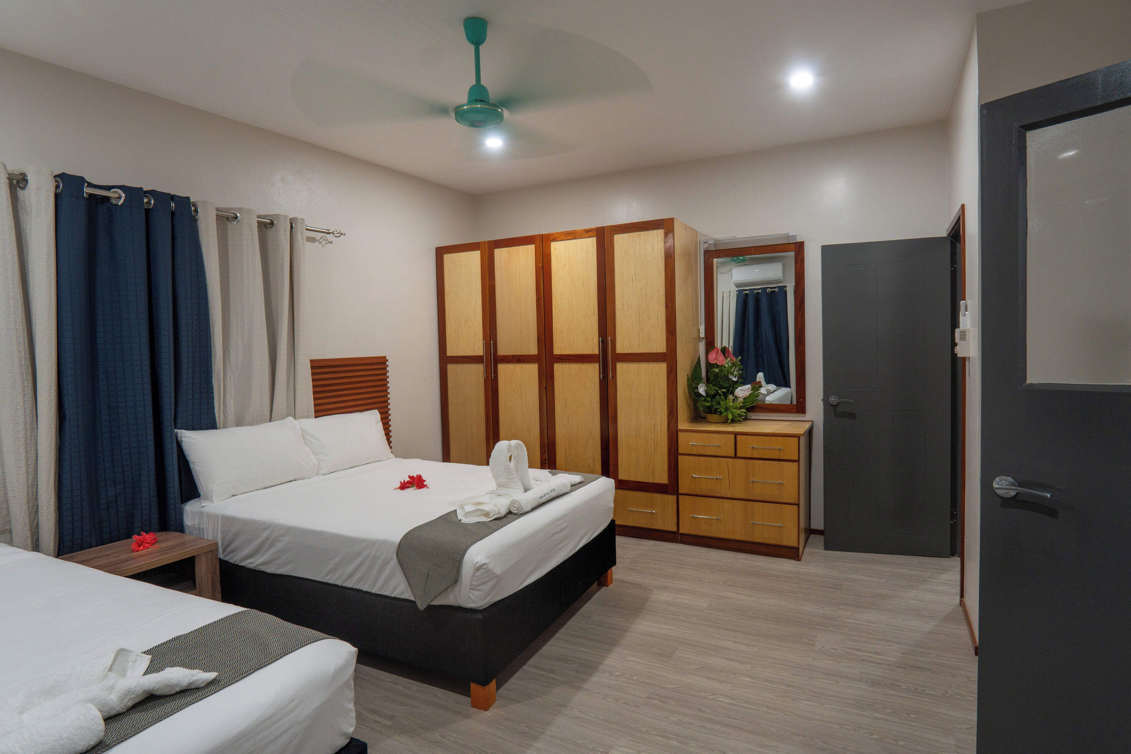 Familie villa, 2 slaapkamers, uitzicht op tuin | Een kluis op de kamer, een bureau, verduisterende gordijnen