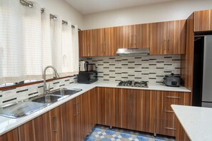 Family Villa, 2 Bedrooms, Garden View | Private kitchen | Microwave, cookware/dishes/utensils