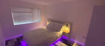 Spacious 1-Bed Apartment - Sleeps 2 & Parking