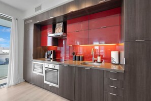 Kühlschrank, Mikrowelle, Ofen, Herdplatte