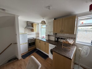 Frigorífico, microondas, horno y placa de cocina
