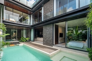 Una piscina al aire libre