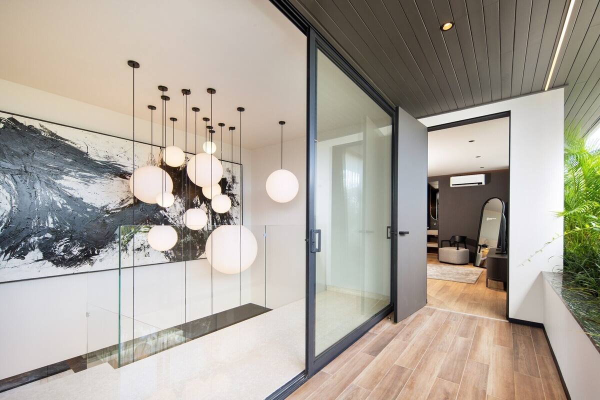 Four-Bedroom Villa White | Caja fuerte, tabla de planchar con plancha, wifi gratis y ropa de cama