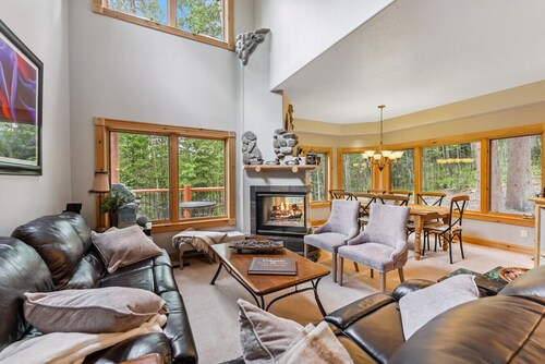Ski-In/Ski-Out on Skyway • Hot Tub • 4BR • Walk to Town