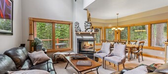 Ski-In Ski out on Skyway • Hot Tub • 4BR • Walk to Town