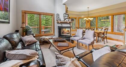 Ski-In/Ski-Out on Skyway • Hot Tub • 4BR • Walk to Town