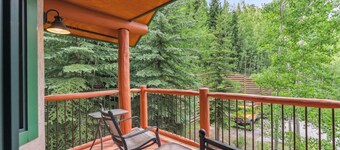 Ski-In/Ski-Out Townhome, Hot Tub, Walk to Main St