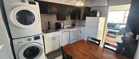 Microondas, horno, placa de cocina, lavavajillas