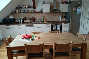 Fridge, microwave, oven, stovetop - Spacious vacation apartment near Cottbus, Spreewald and Lusatian Lakeland (Neuhausen/Spree)