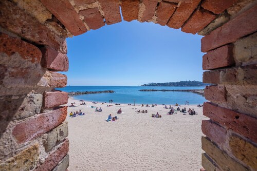 Studio Near Beach, Sea View & Garage, Antibes, France