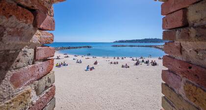 Studio Near Beach, Sea View & Garage, Antibes, France