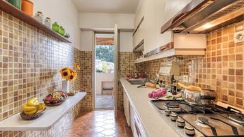 Frigorifero, microonde, forno, piano cottura