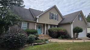 Exterior - Waterfront on Lake Sinclair 4 bedroom 4bath Bring your boat or relax on the lake (Eatonton)