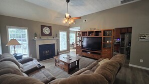 Smart TV - Waterfront on Lake Sinclair 4 bedroom 4bath Bring your boat or relax on the lake (Eatonton)