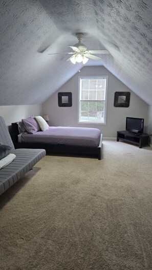 4 bedrooms, iron/ironing board, free WiFi, bed sheets