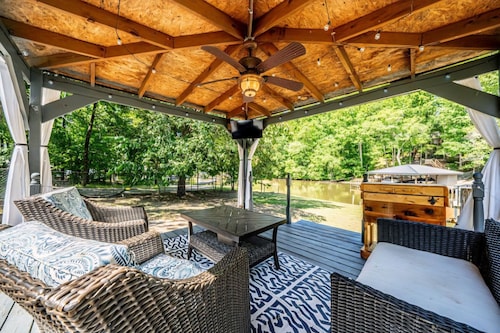 Waterfront on Lake Sinclair 4 bedroom 4bath Bring your boat or relax on the lake