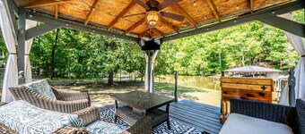 Waterfront on Lake Sinclair 4 bedroom 4bath Bring your boat or relax on the lake