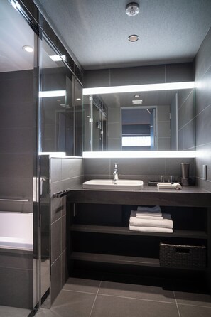 Habitación Signature con 1 cama doble o 2 individuales | Caja fuerte, cortinas opacas, tabla de planchar con plancha