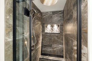 Douche, serviettes fournies