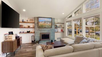 Una televisión, una chimenea