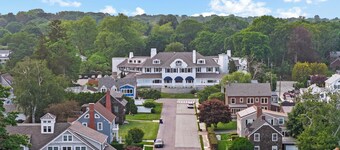 Charming 4-bedroom house with AC, WiFi in New London. Walk to the beach!