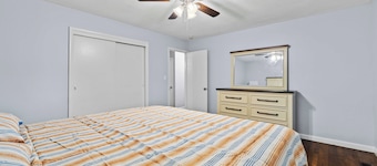 Charming 4-bedroom house with AC, WiFi in New London. Walk to the beach!
