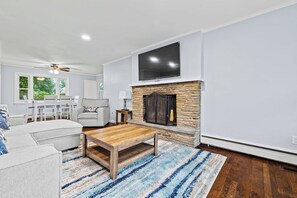 Smart TV, fireplace