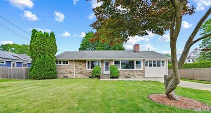 Charming 4-bedroom house with AC, WiFi in New London. Walk to the beach!