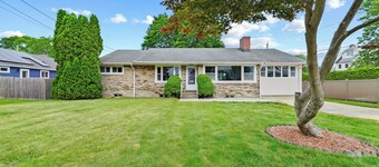 Charming 4-bedroom house with AC, WiFi in New London. Walk to the beach!